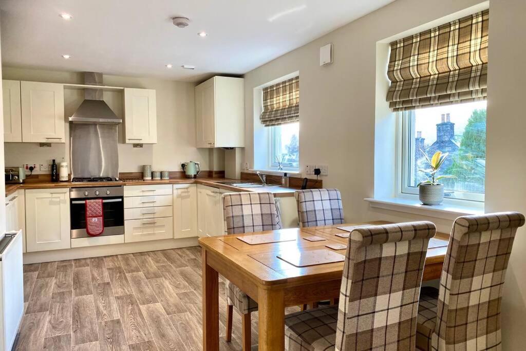 Beautiful 2 Bedroom, 2 Bathroom Flat With Parking. Pitlochry Extérieur photo