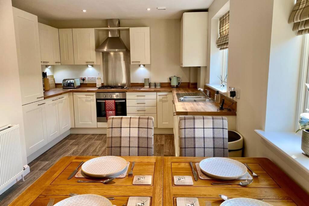 Beautiful 2 Bedroom, 2 Bathroom Flat With Parking. Pitlochry Extérieur photo