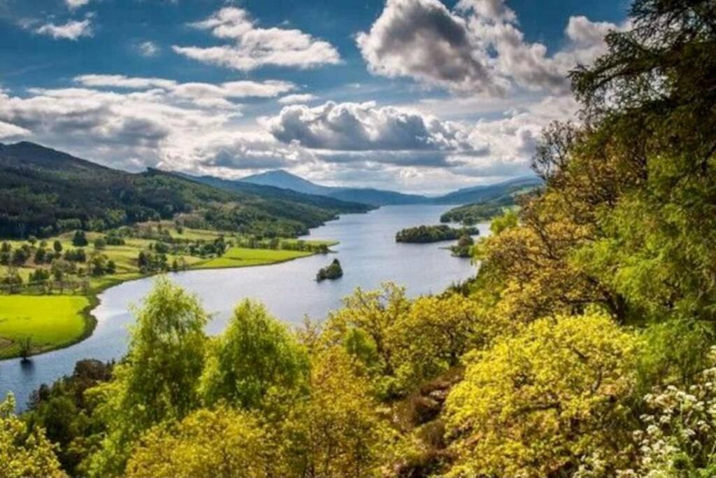 Beautiful 2 Bedroom, 2 Bathroom Flat With Parking. Pitlochry Extérieur photo