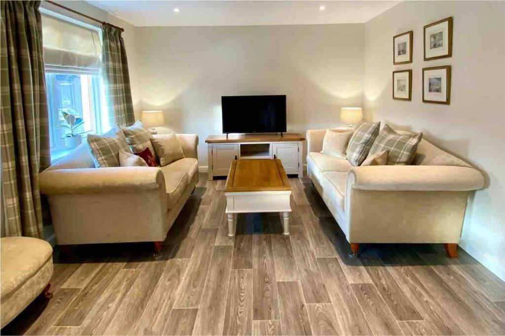 Beautiful 2 Bedroom, 2 Bathroom Flat With Parking. Pitlochry Extérieur photo