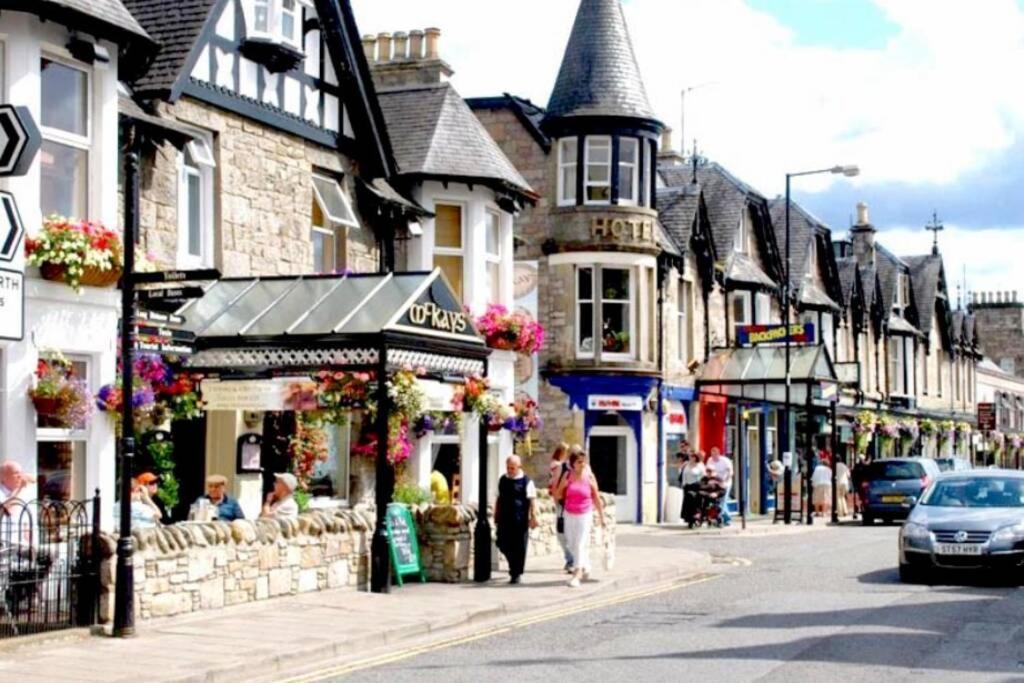 Beautiful 2 Bedroom, 2 Bathroom Flat With Parking. Pitlochry Extérieur photo