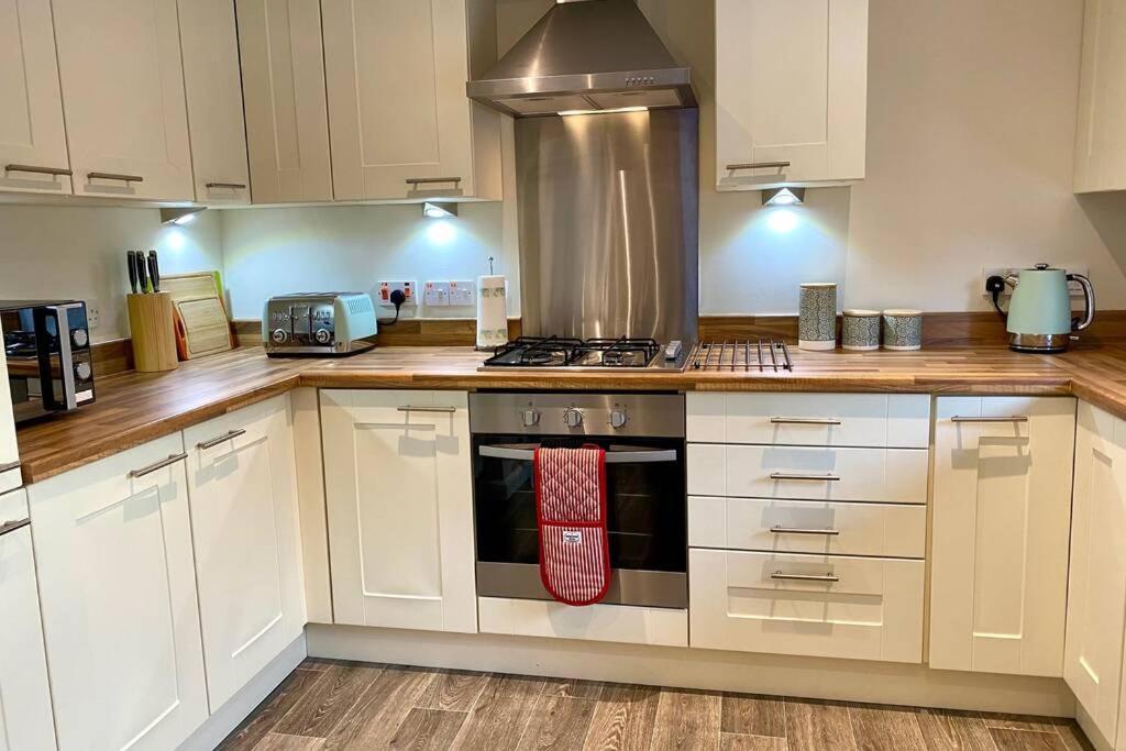 Beautiful 2 Bedroom, 2 Bathroom Flat With Parking. Pitlochry Extérieur photo
